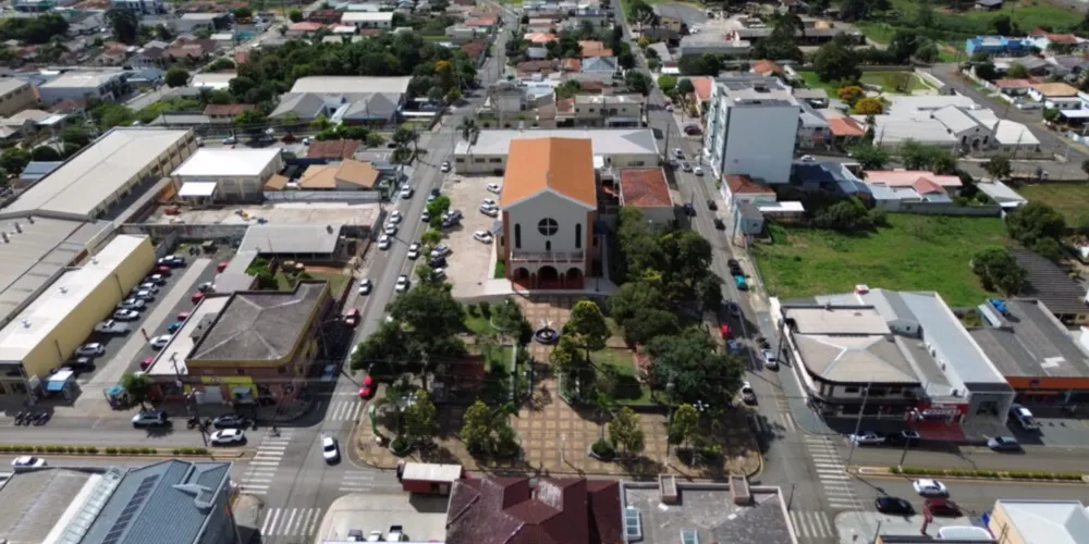 Feira acontece nos arredores da Praça da Matriz