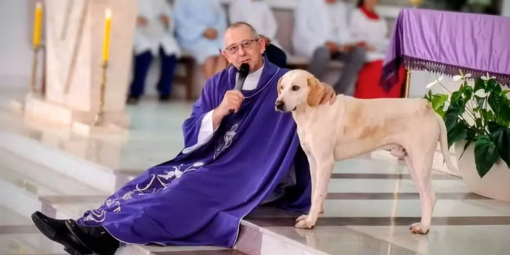 Cachorro 'Caramelo' virou presença frequente nas missas durante a Quaresma em São Mateus do Sul