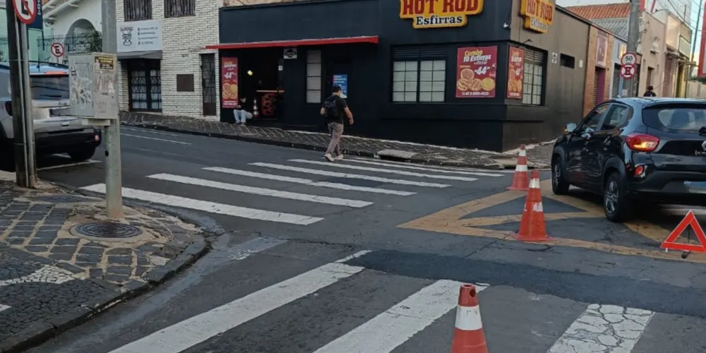 Os veículos acabaram colidindo transversalmente no cruzamento