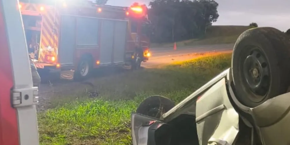 Equipes do Corpo de Bombeiros foram acionadas, mas, ao chegarem ao local, constataram que o ocupante do carro já estava em óbito