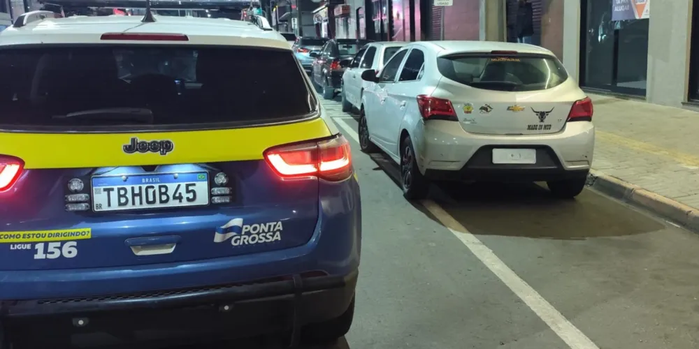 A abordagem ocorreu após denúncias de moradores sobre um veículo GM Onix que estaria fazendo “cavalo de pau”