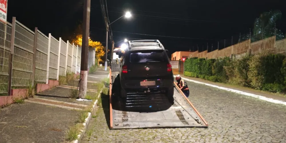 O veículo foi apreendido e encaminhado ao pátio por apresentar débitos pendentes desde 2016