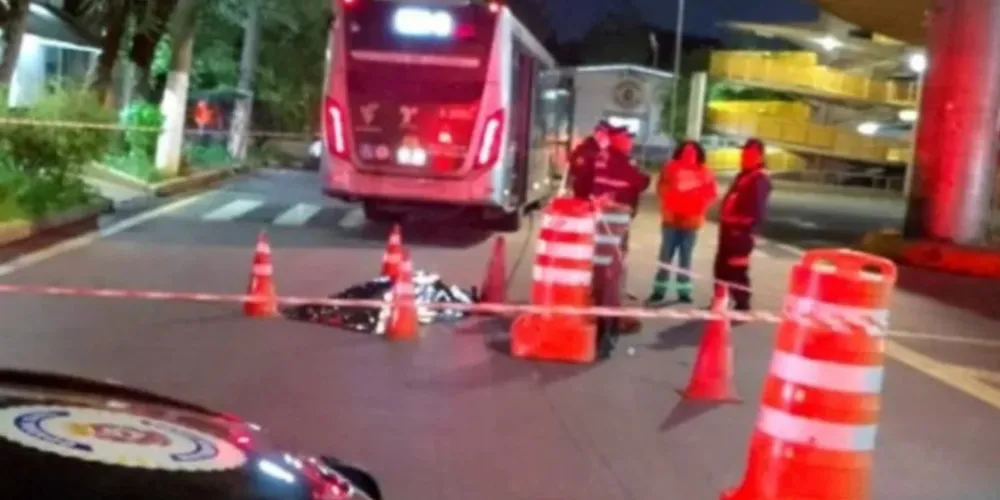 O motorista do ônibus contou que chegava no terminal sentiu um “leve impacto”