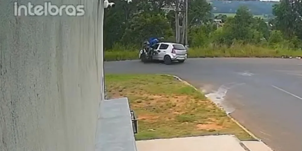 Motociclista colidiu na lateral do veículo