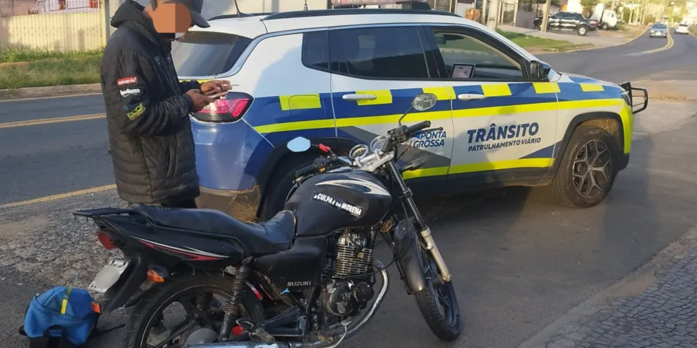 A motocicleta é uma JTA/Suzuki EN125