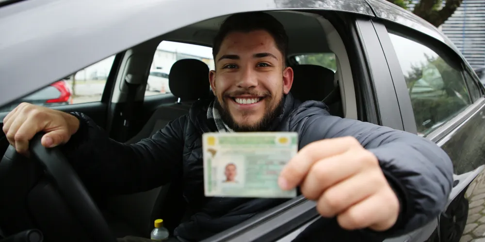 A carga horária é de 40 horas semanais, com registro em ponto eletrônico