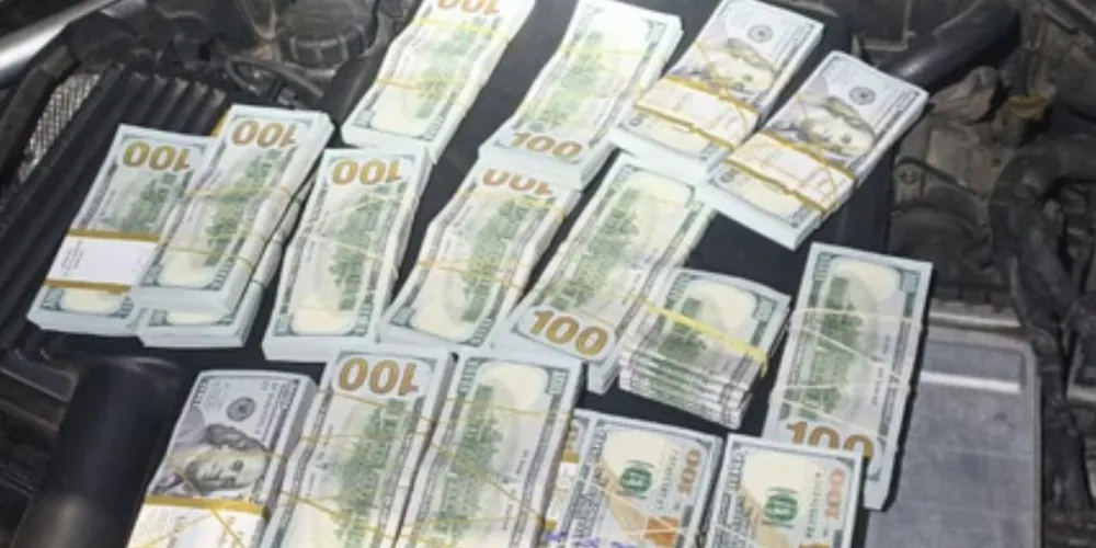 Os policiais localizaram pacotes escondidos no compartimento do motor, contendo 218 mil dólares