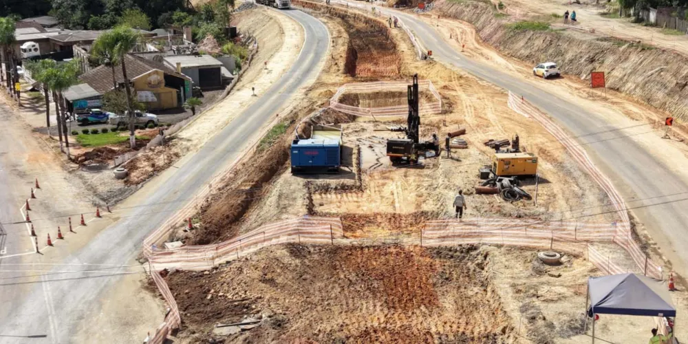 O principal serviço em andamento é a implantação do pavimento rígido de concreto