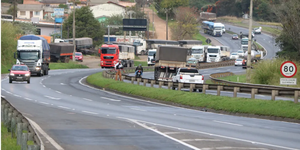 A proposta busca melhorar a mobilidade e a segurança viária, retirando caminhões do perímetro urbano