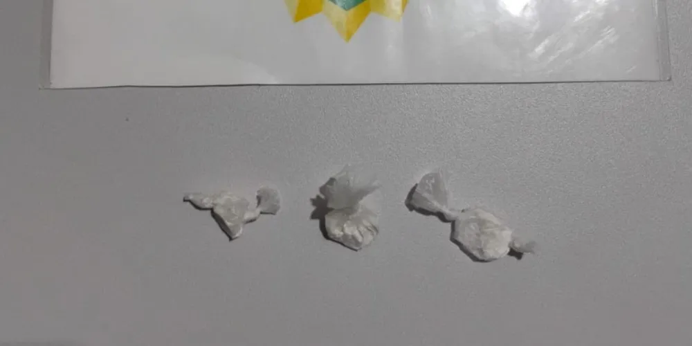 O indivíduo portava invólucros contendo substância análoga à cocaína