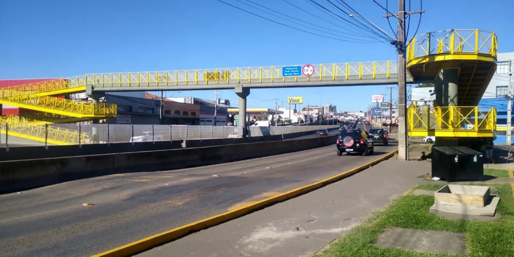 A passarela foi inaugurada na gestão do ex-prefeito Péricles de Holleben Mello
