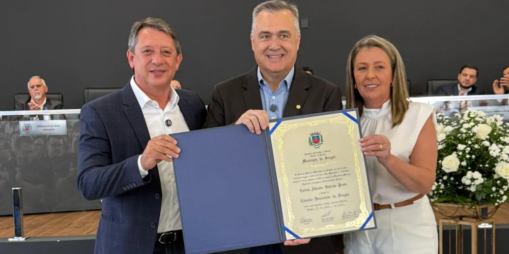 Prefeito Gerson Nunes, Beto preto e vereadora Mariane, autora do projeto de lei