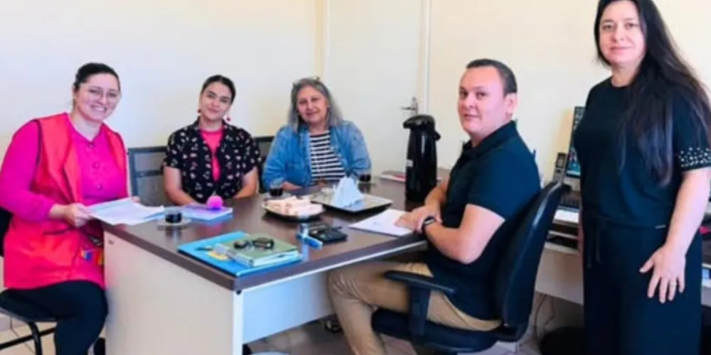 O secretário de Educação de Imbaú, Fabrício de Oliveira, recebeu a diretora, a coordenadora pedagógica do Colégio Estadual Professora Maria das Graças Cavalcanti Di Mario e a professora Sabrina