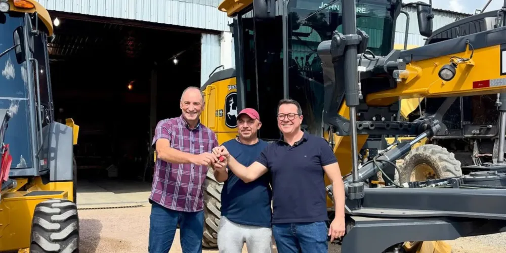 Foram entregues três equipamentos que vão reforçar os trabalhos de readequação de estradas rurais