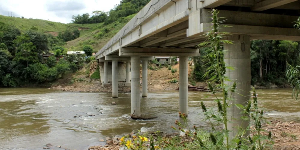 As crianças estavam próximas de uma ponte no Rio Ribeira