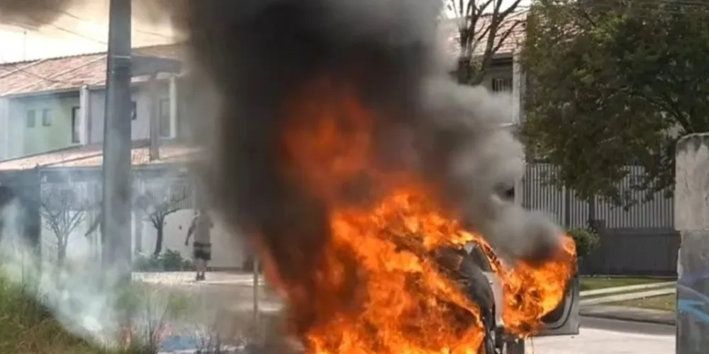 O veículo foi completamente destruído pelas chamas