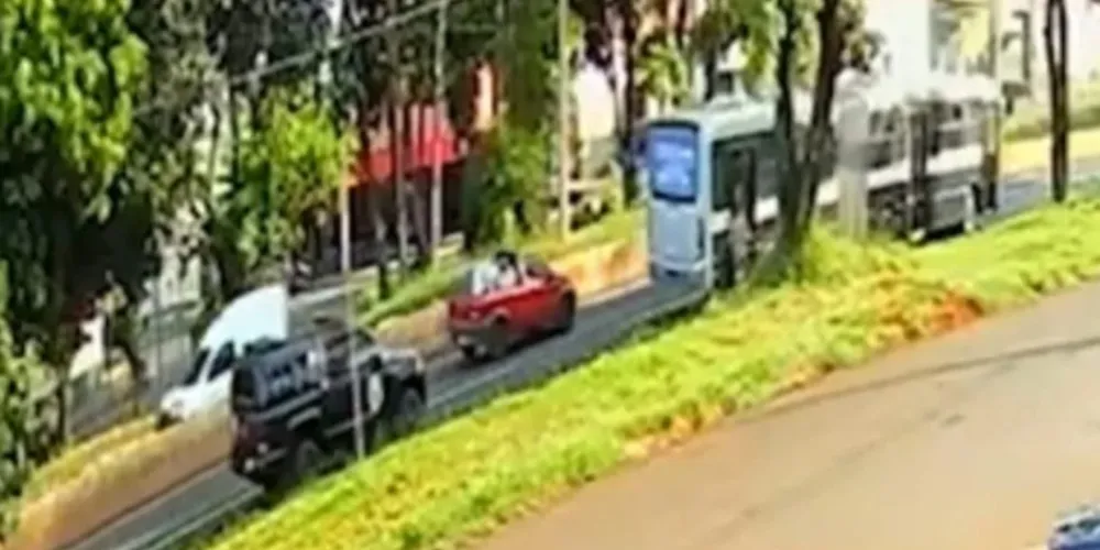 A confusão foi provocada de forma intencional para obrigar o motorista a parar o ônibus