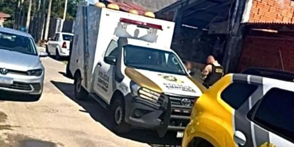 Equipes da Polícia Militar e da Polícia Científica estiveram no local