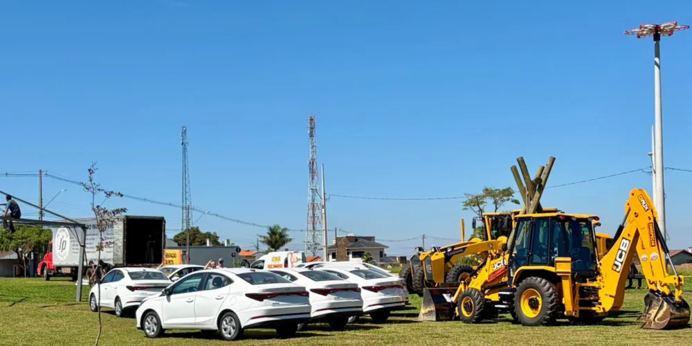Serão entregues 12 novos carros e duas motoniveladoras