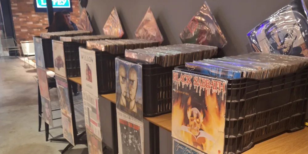 Durante o evento, o público poderá encontrar uma grande variedade de títulos em LPs e CDs