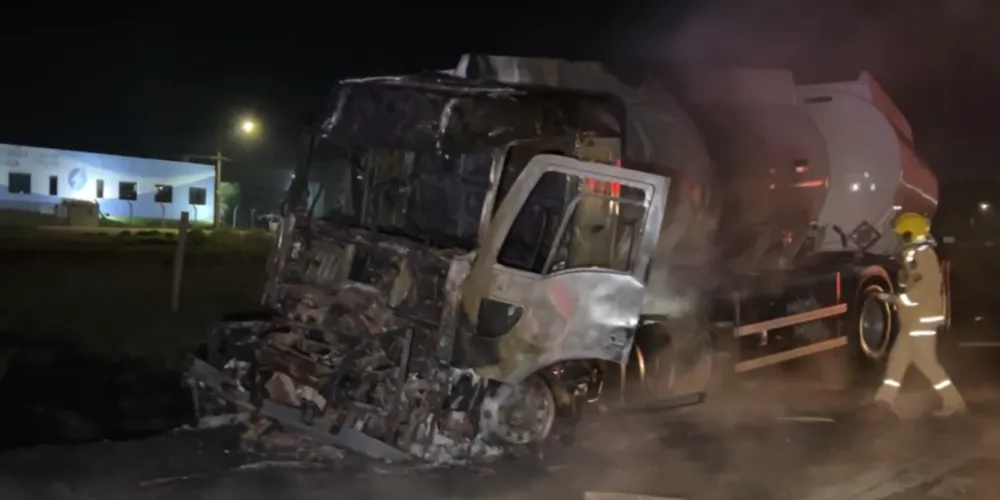 O caminhão tanque foi destruído pelas chamas