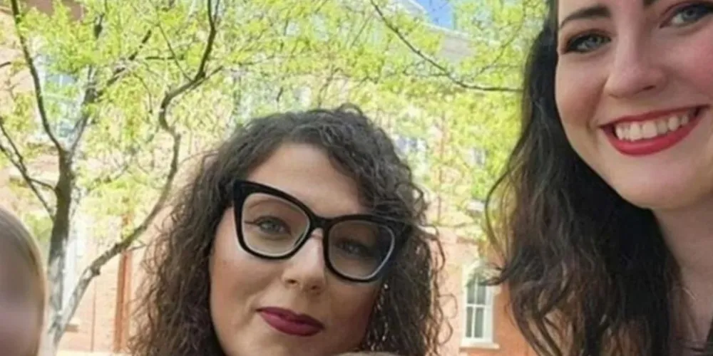 Rose Inessa-Ethington, mãe transgênero da criança, e a companheira, Blue Inessa-Ethington