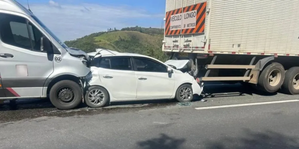Devido à gravidade do engavetamento, um carro chegou a ficar prensado