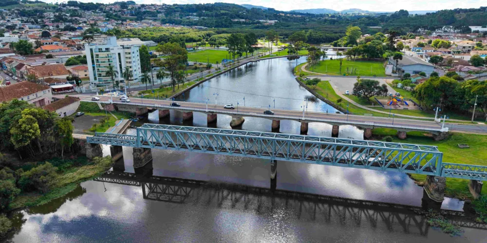 O Rio Iapó corta a cidade e forma cenários como a Prainha, ideal para relaxar e apreciar o pôr do sol