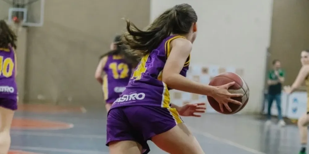 Entre as atletas selecionadas está Thaís Stockler, 15 anos, moradora de Castro