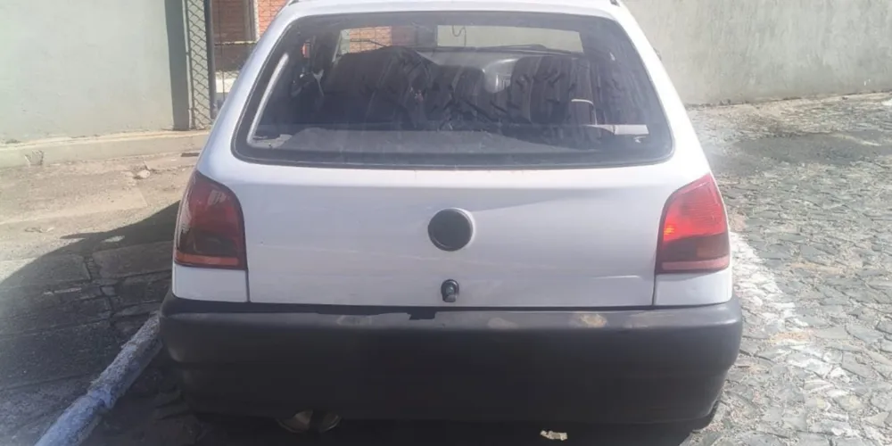 Durante patrulhamento, a equipe do 1º BPM localizou um VW/Gol branco em circulação e realizou a abordagem