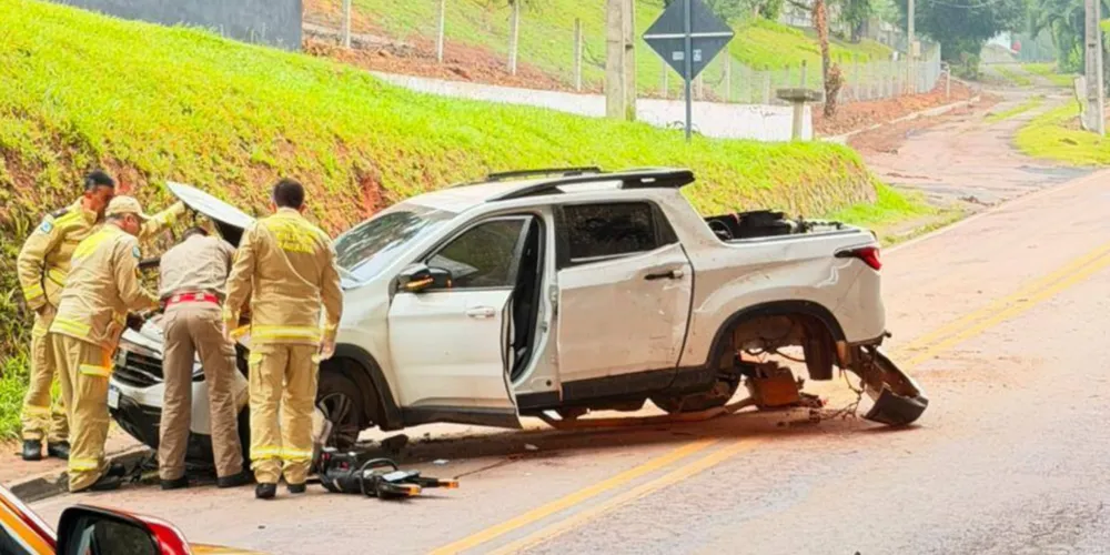 Uma caminhonete Fiat Toro saiu da pista na PR-151 e despencou sobre a PR-340