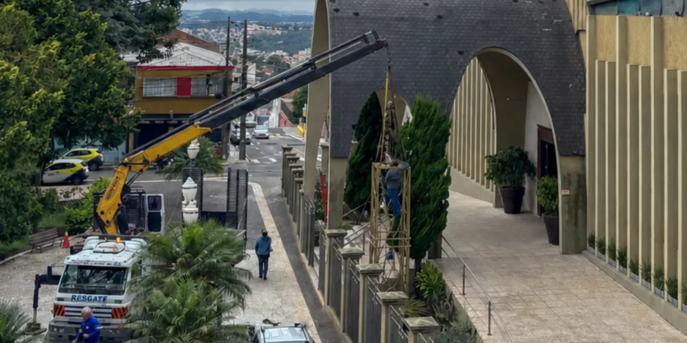 A imagem, feita em fibra de vidro oca e revestida em bronze, foi produzida em aproximadamente dois meses