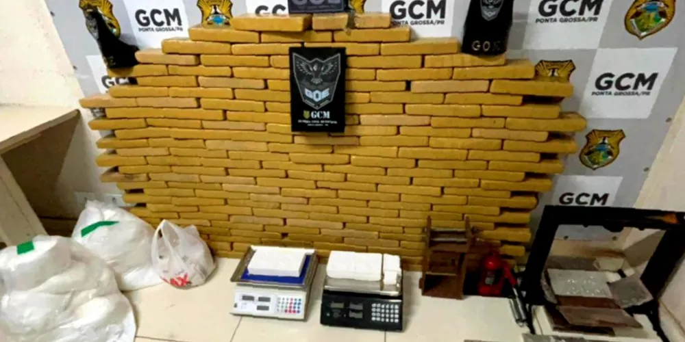 Foram apreendidos cerca de 150 quilos de maconha, 7 quilos de cocaína e aproximadamente 40 quilos de insumos