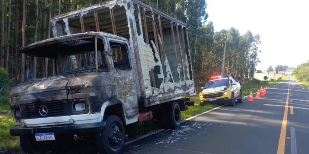 Caminhão seguia no sentido Ponta Grossa e Guaragi, quando foi tomado pelas chamas