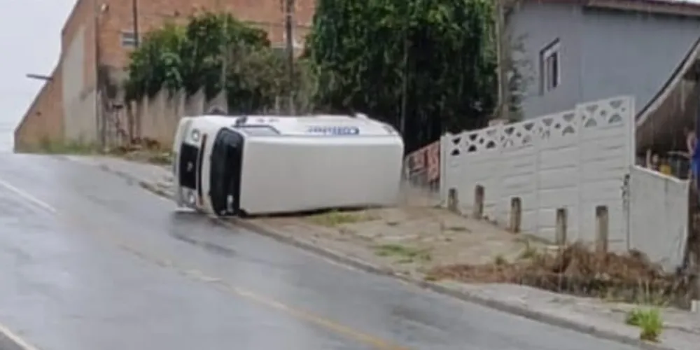 O acidente aconteceu na rua Emiliano Perneta