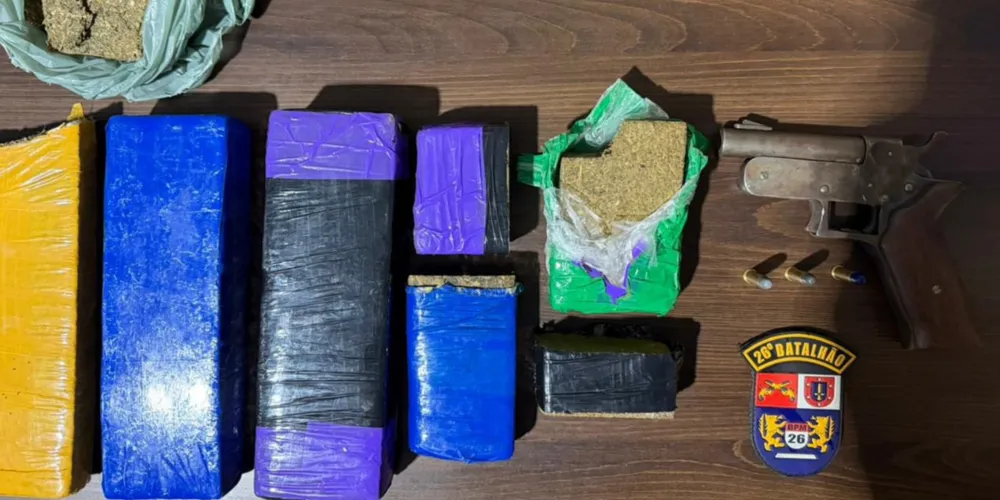 Foram apreendidos aproximadamente 4 quilos de maconha, um revólver artesanal calibre .38 e três munições intactas