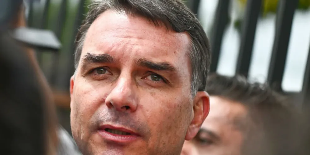 Senador Flávio Bolsonaro fez as críticas neste sábado (09)