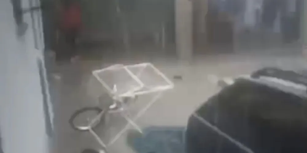 Casa inundada em Uvaranas, bairro de Ponta Grossa