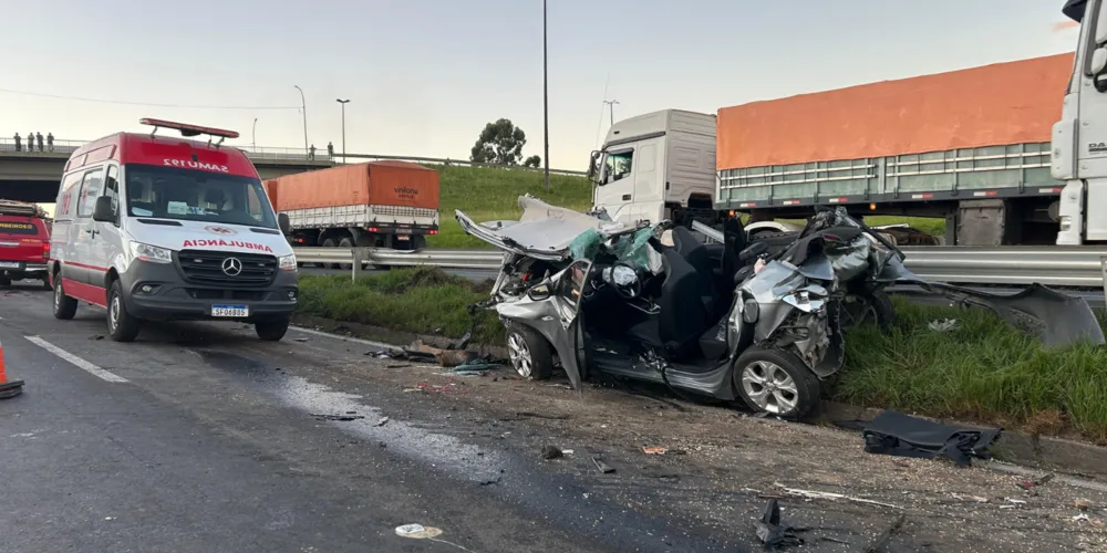 Um dos carros, ocupado pelas duas vítimas fatais, foi prensado por dois caminhões