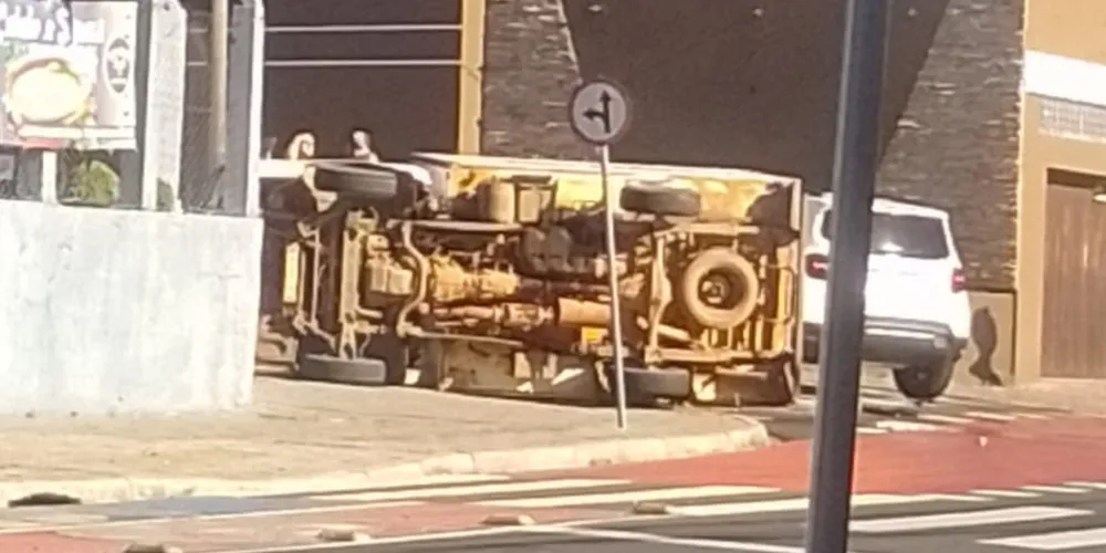 Caminhão tombado após colisão