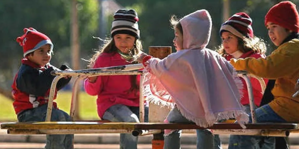 Crianças com roupa de frio