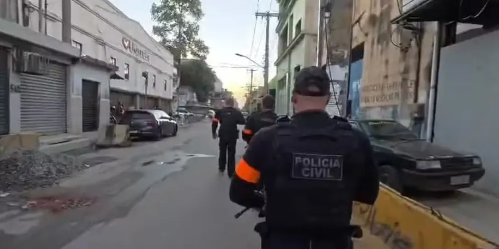 Policiais civis fazem operação no Complexo da Maré