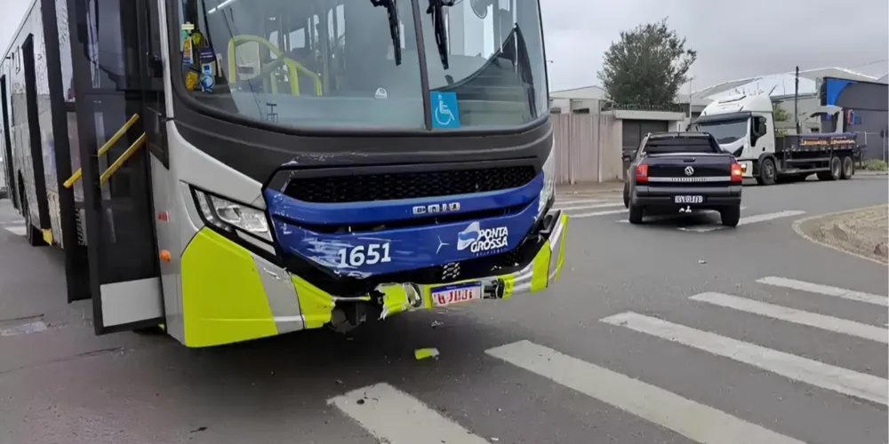 A colisão envolveu um ônibus, dos novos modelos, da Viação Campos Gerais (VCG)