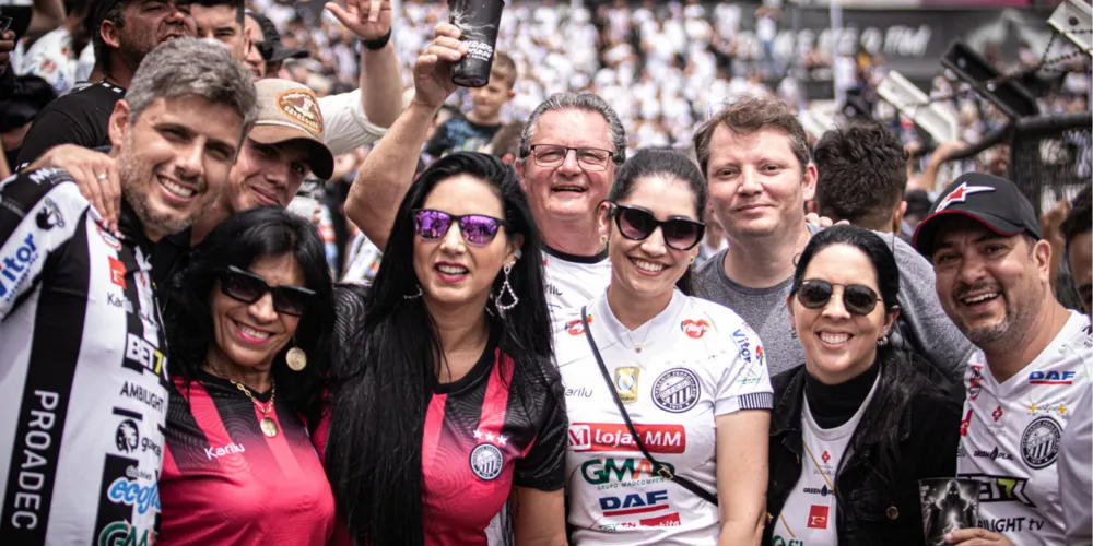 Torcedores e torcedoras posando para um registro no estádio Germano Krüger, em Ponta Grossa