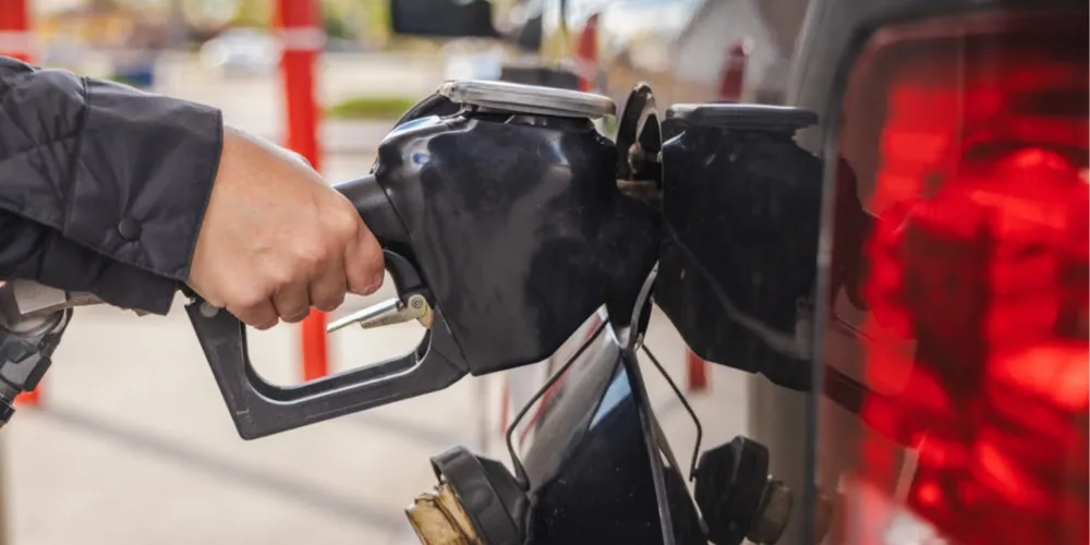 Registro de um homem abastecendo seu veículo