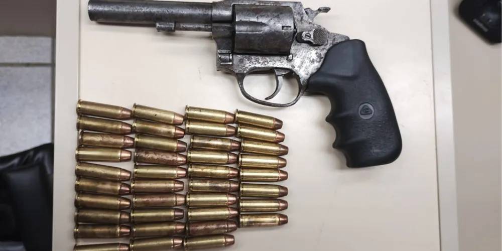 Policiais localizaram um revólver calibre .38 e 38 munições intactas do mesmo calibre