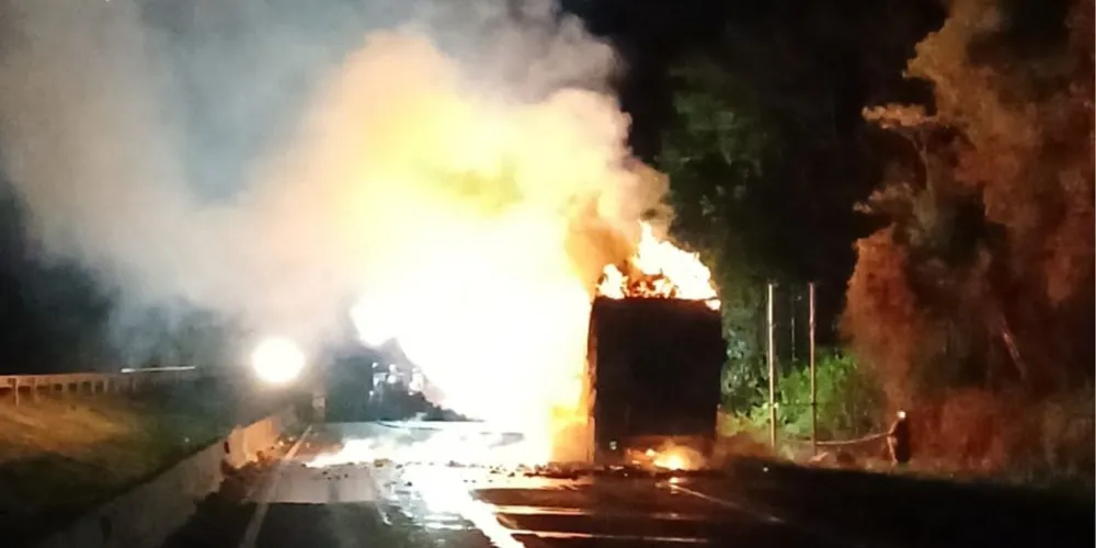 Bombeiros conteram as chamas