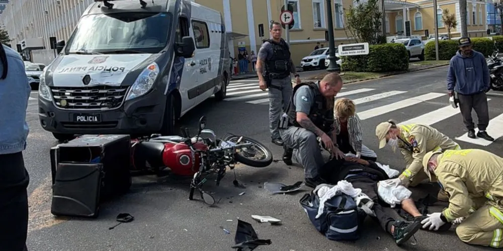 Motociclista ferido sendo atendido