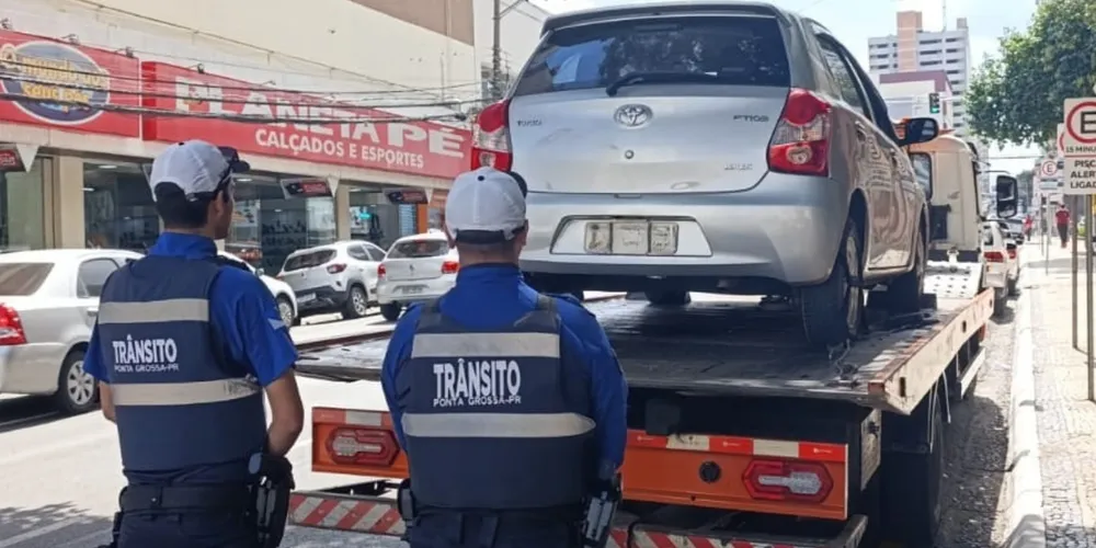 Agentes de trânsito e veículo apreendido