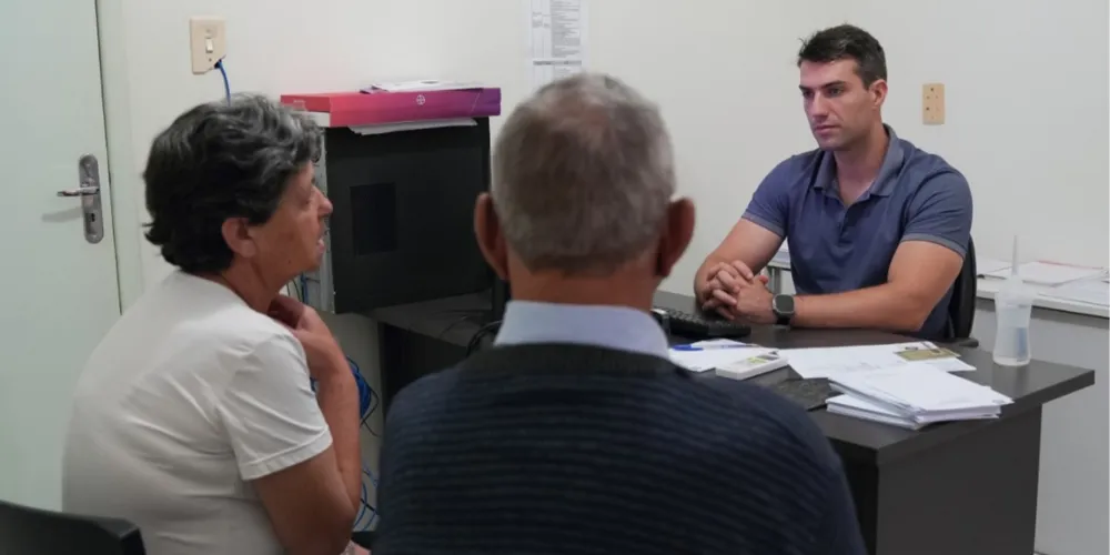 Durante os atendimentos, os pacientes passam inicialmente por uma avaliação clínica com o especialista